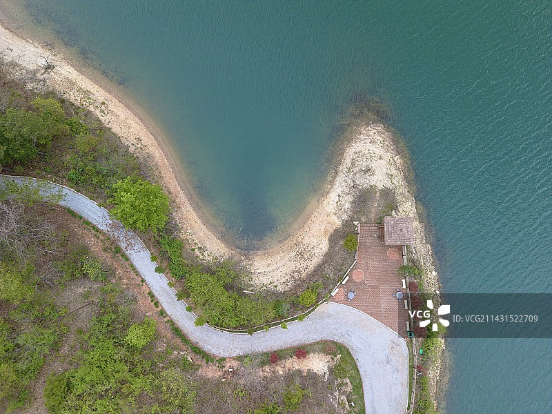 航拍武汉木兰湖亭阁与湖岸图片素材