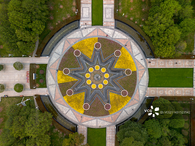 航拍武汉辛亥革命纪念馆前十八星旗花坛图片素材