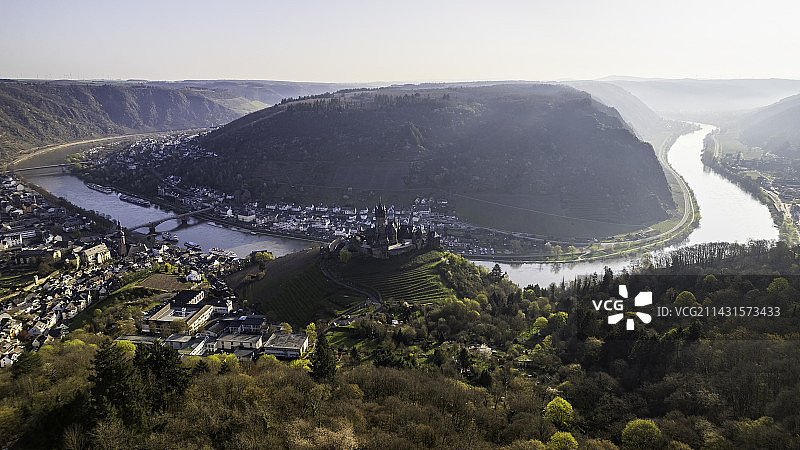 清晨薄雾下的德国Cochem科赫姆小镇，科赫姆城堡，摩泽尔河畔，产酒名镇图片素材