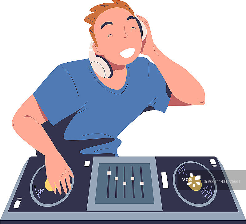 俱乐部男DJ在调音台前播放音乐图片素材