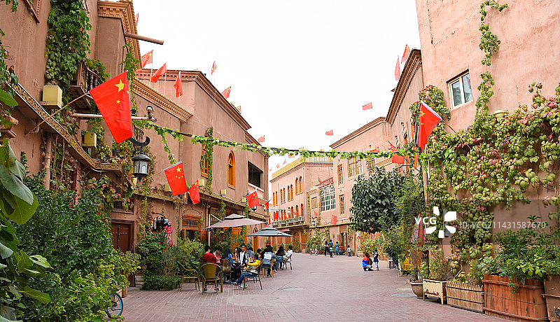 喀什古城的小巷和绿植图片素材