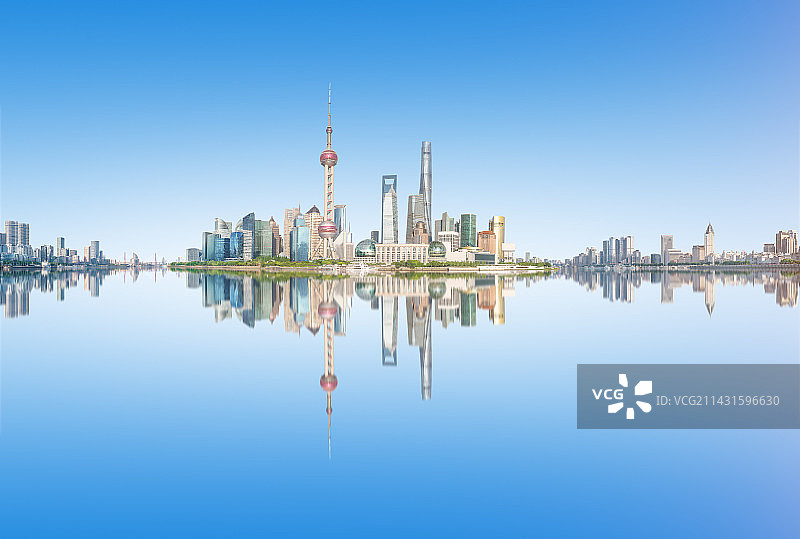 上海外滩陆家嘴建筑群天际线全景和黄浦江图片素材