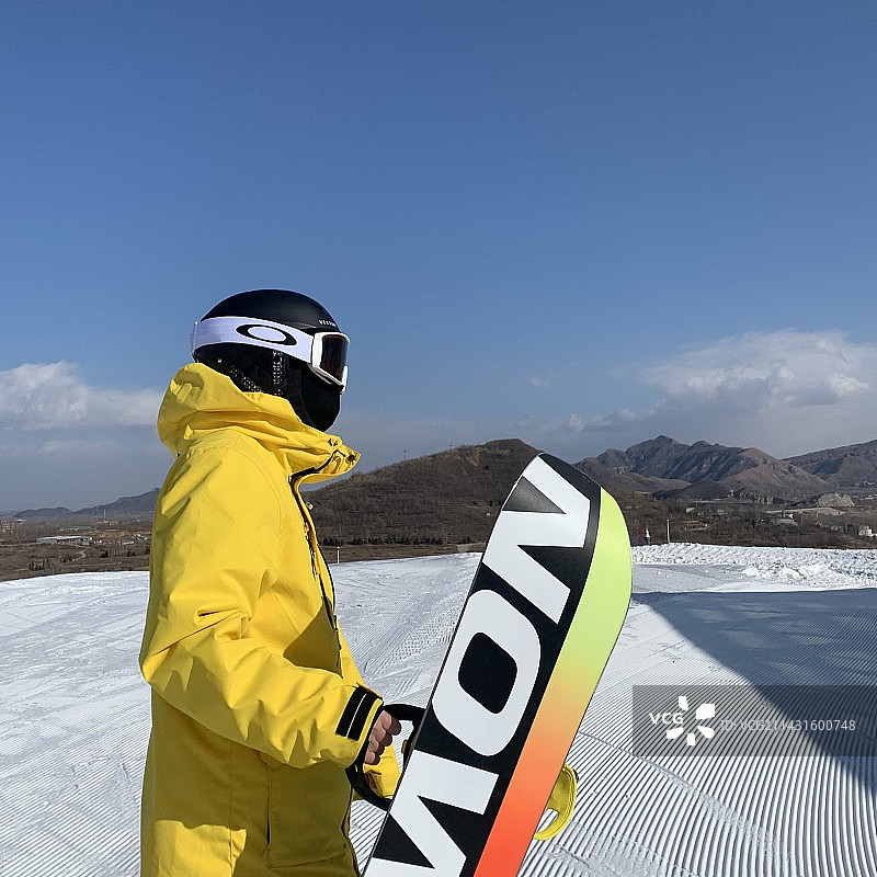 滑雪的年轻男子图片素材