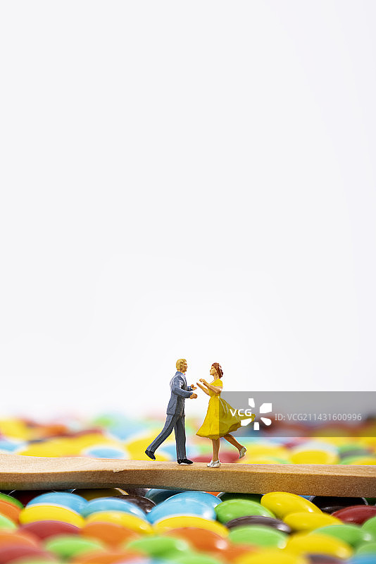 情侣跳舞微缩创意巧克力豆背景图片素材