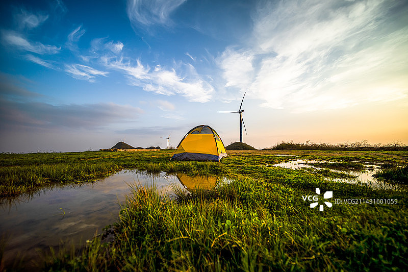 山顶风力发电场露营地里的帐篷图片素材