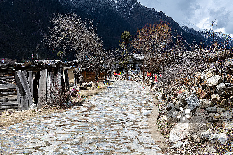 西藏林芝市工布江达县错高乡巴松错错高村图片素材