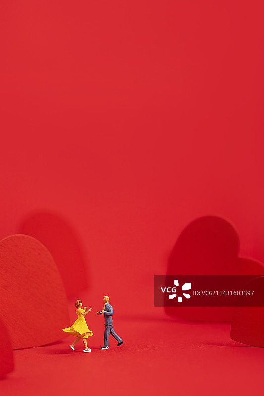 红色爱心跳舞情侣创意七夕情人节图片素材