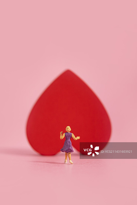 红色爱心微缩创意情人节图片图片素材