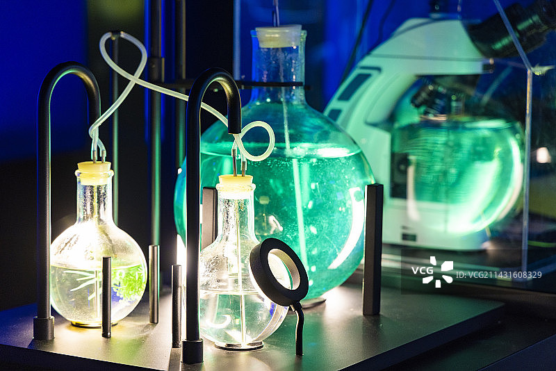 实验室玻璃仪器设备图片素材