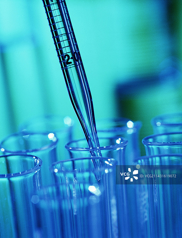 用滴管向多个试管之一添加液体图片素材