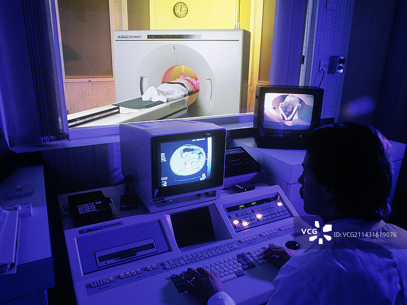 CT扫描进行中图片素材