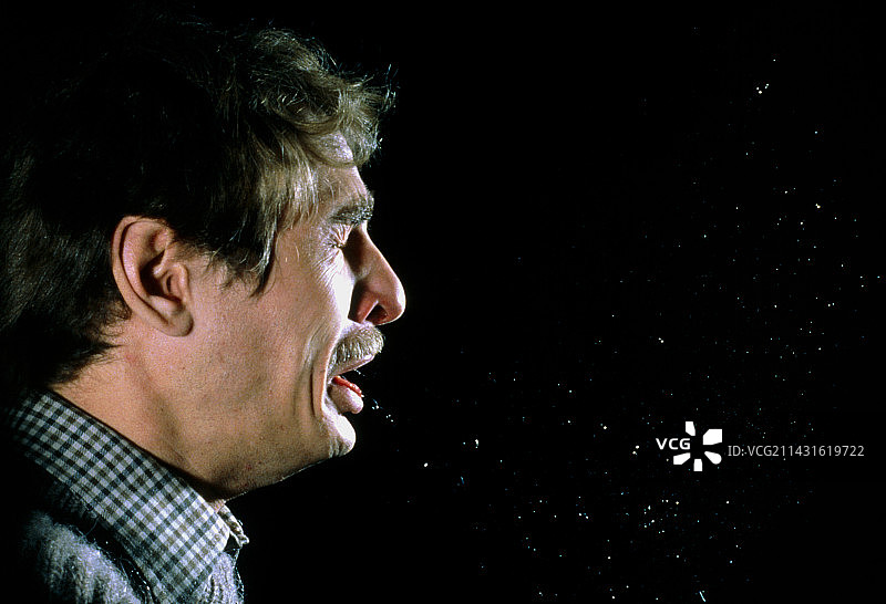 男子打喷嚏的高速照片图片素材