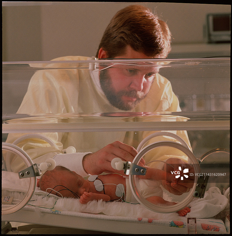 在保育箱中的宝宝图片素材