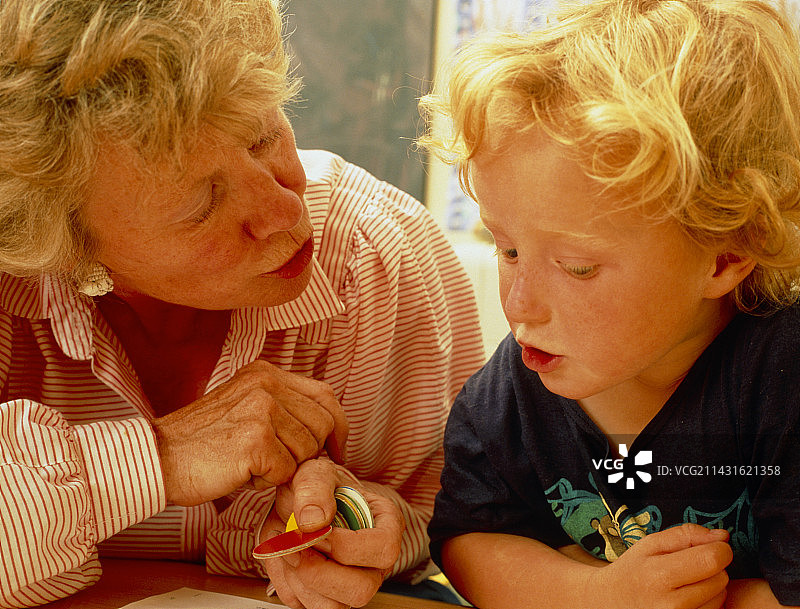 言语治疗和患有口吃症的男孩图片素材