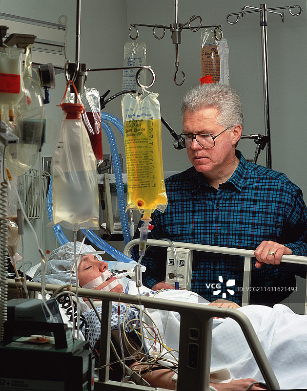 重症监护病房里的昏迷女病人与访客图片素材