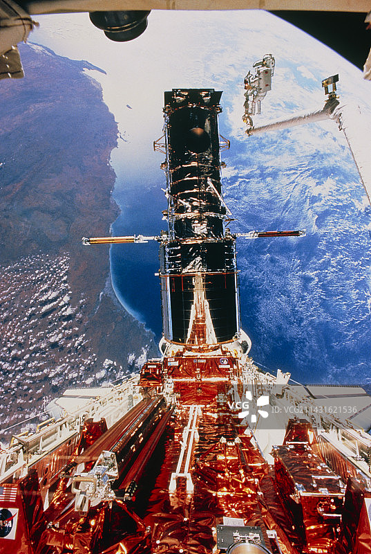 STS-61最后一次维修EVA上的HST图片素材
