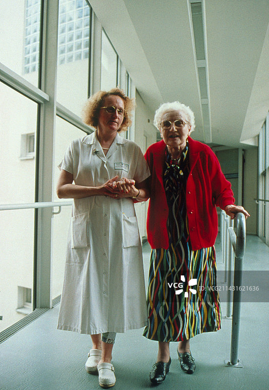 患帕金森病的老年妇女与护士图片素材