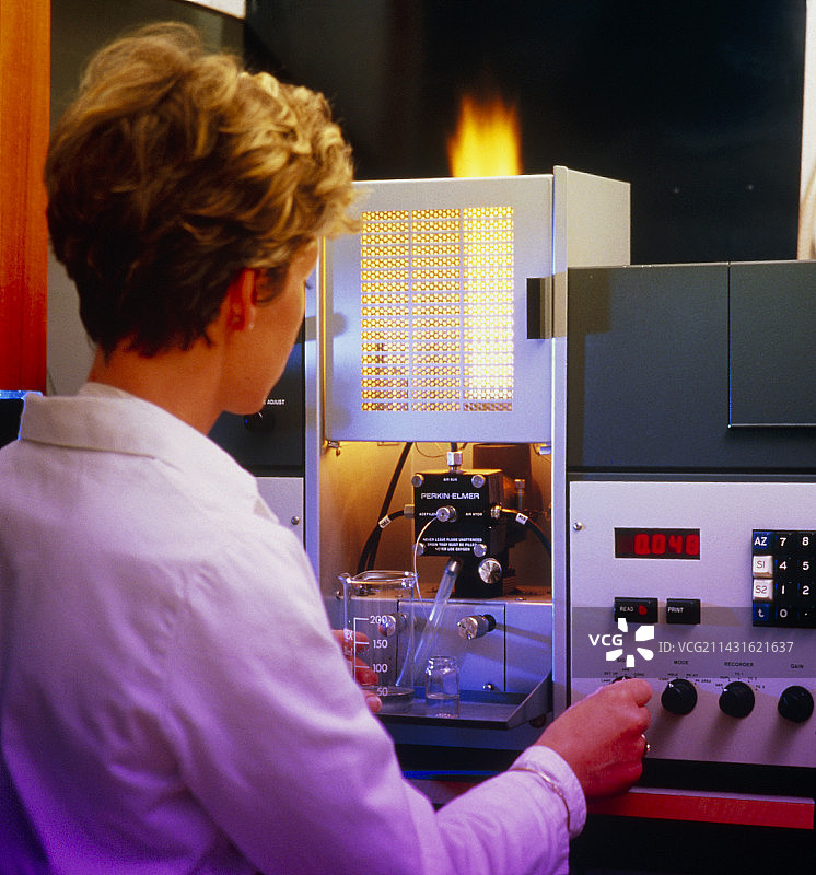 使用AA光谱仪的分析化学家图片素材