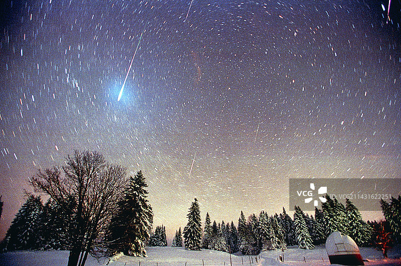 狮子座流星雨和星迹的光学影像图片素材
