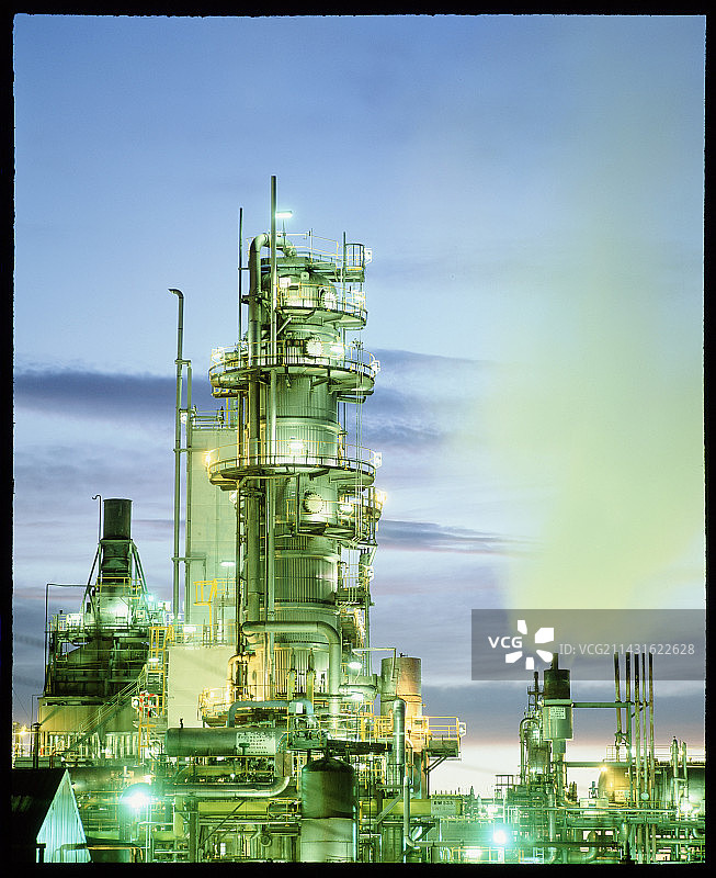 化工厂的反应塔图片素材
