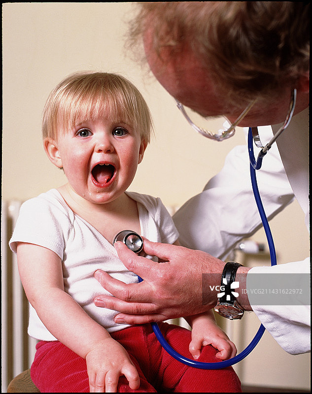全科医生用听诊器检查孩子的胸部图片素材