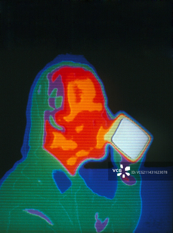 男人喝咖啡的热成像图图片素材