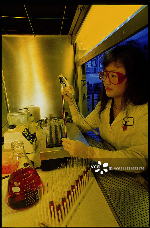 女化学家使用移液管填充试管图片素材
