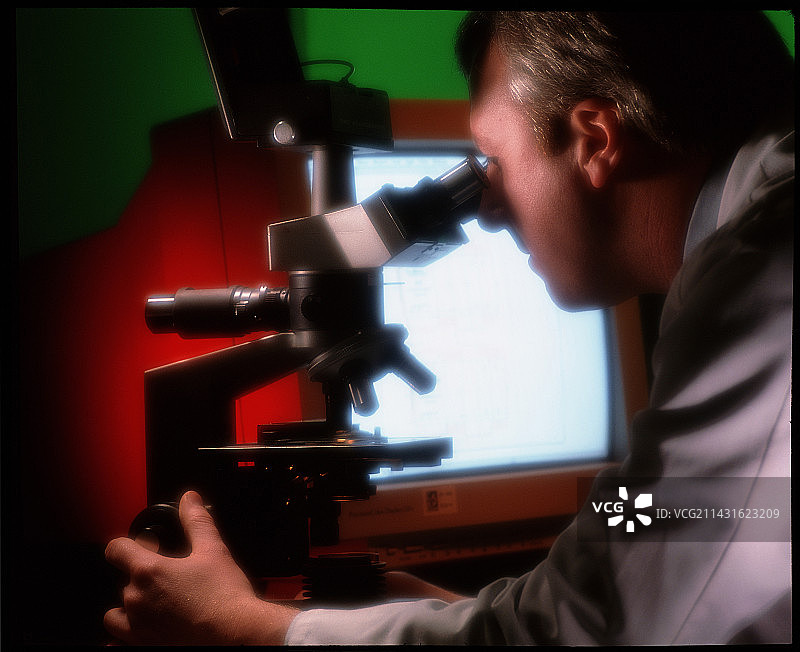 在显微镜下检查载玻片的技术员图片素材