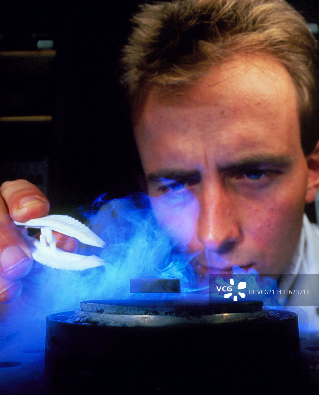 超导体磁悬浮图片素材