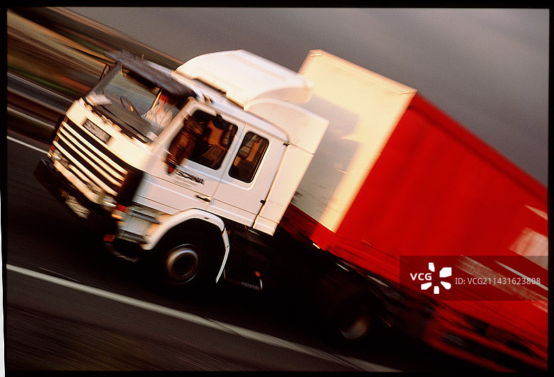 铰接式卡车的长时间曝光图像图片素材