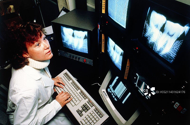 牙医使用数字减影放射线照相术图片素材