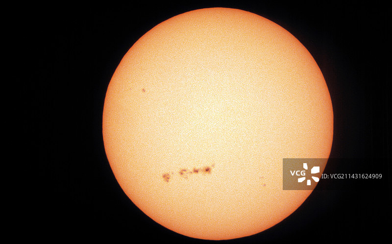 显示多个太阳黑子的太阳圆盘图片素材