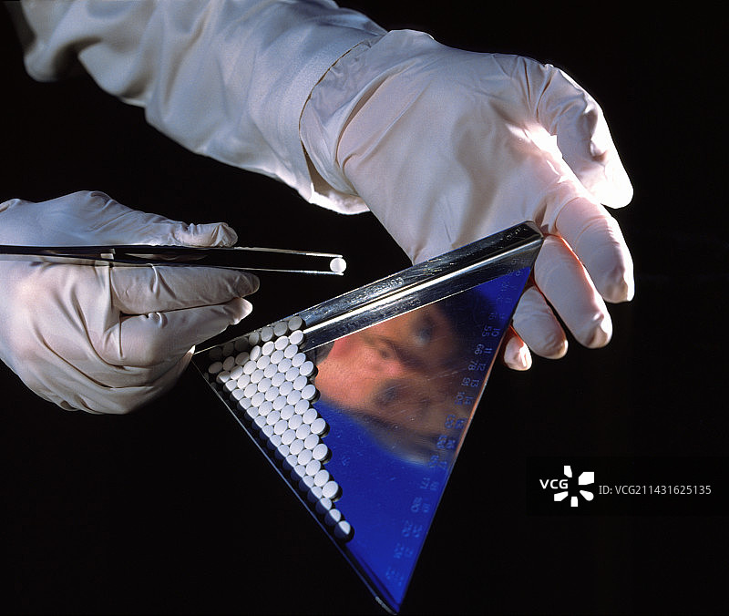 药品技术员检查药丸图片素材