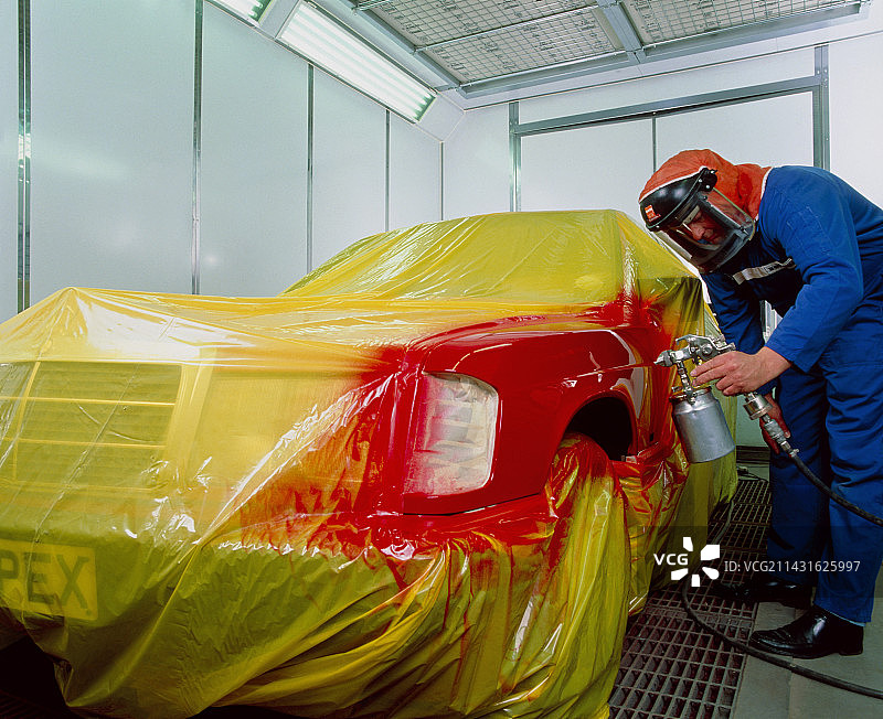 在带有污染过滤器的展位中喷漆汽车图片素材