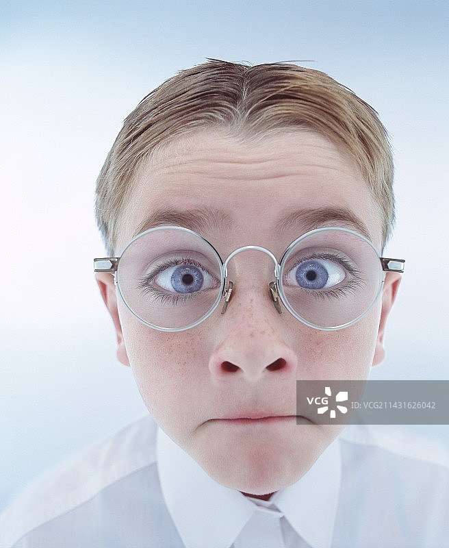 戴眼镜的男孩图片素材