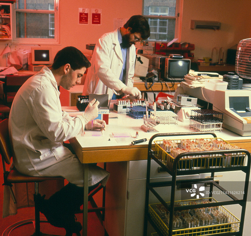 科学家筛查艾滋病抗体血液图片素材