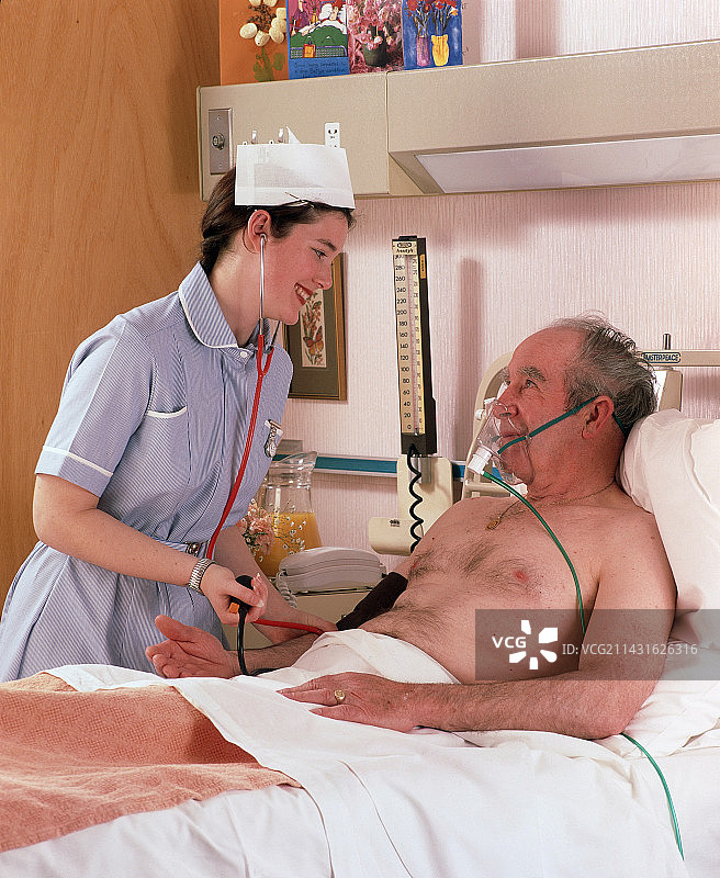 护士为病人量血压图片素材