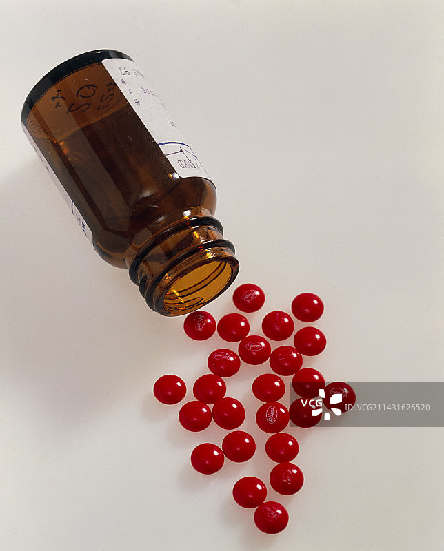 泼洒出来的泼尼松龙类固醇药丸图片素材