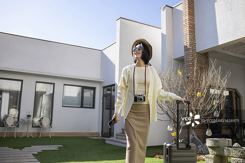 快乐的年轻女子度假放松图片素材