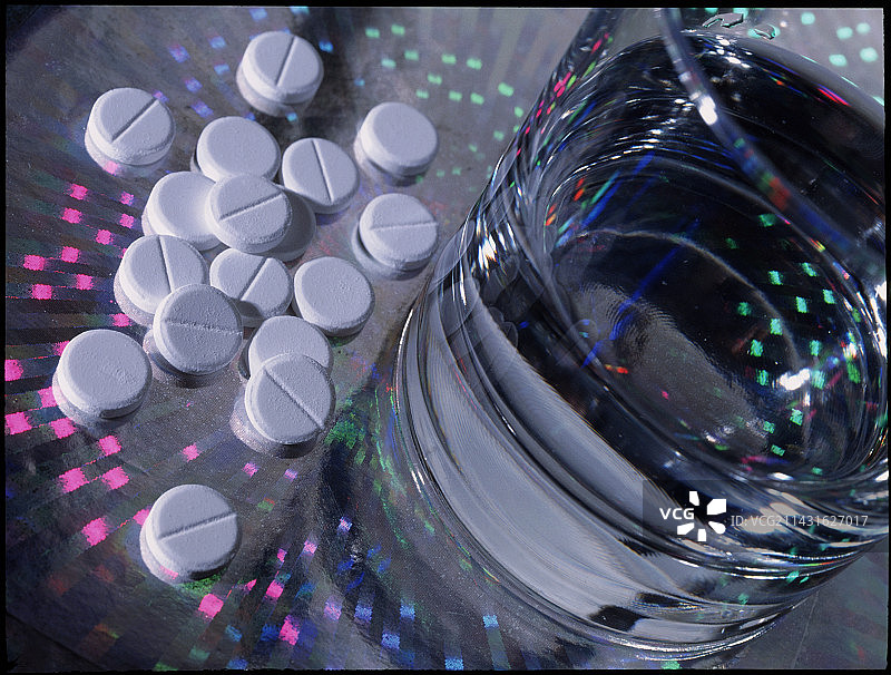对乙酰氨基酚止痛药和一杯水图片素材