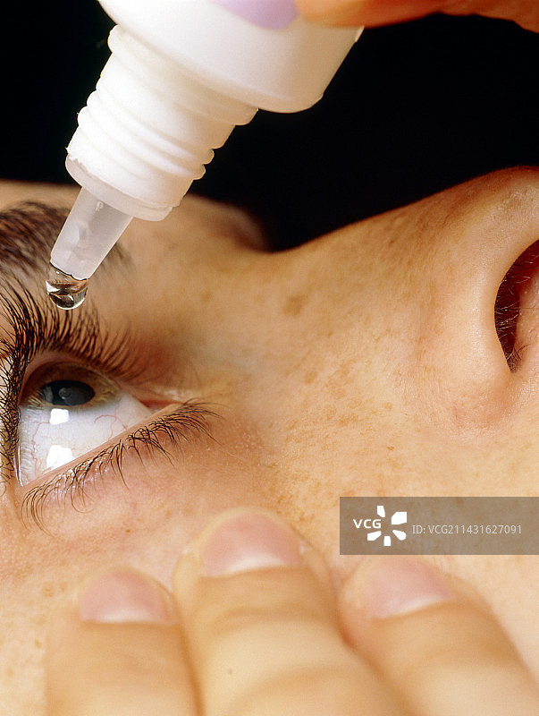 女人滴眼药水图片素材