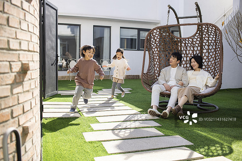 快乐的年轻家庭度假放松图片素材