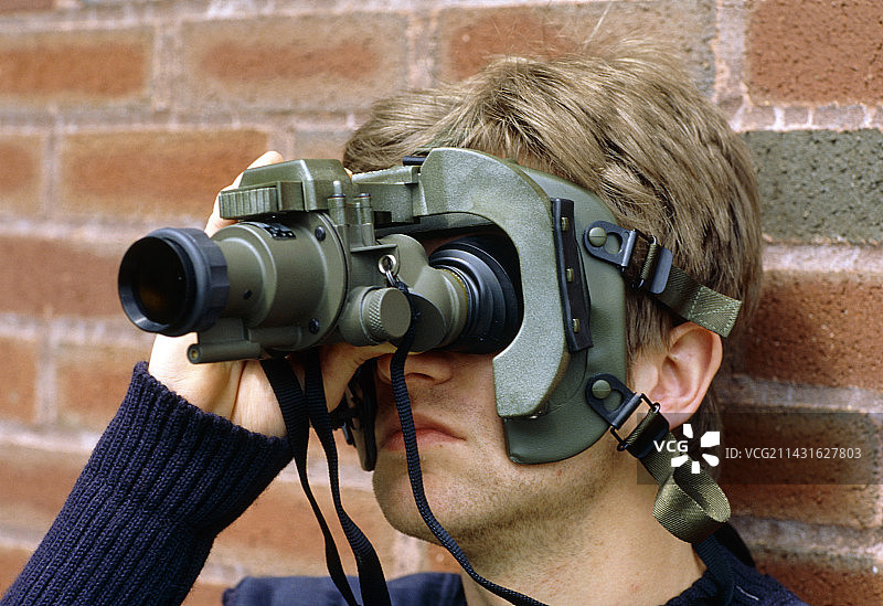 戴着通用夜视镜的男人图片素材