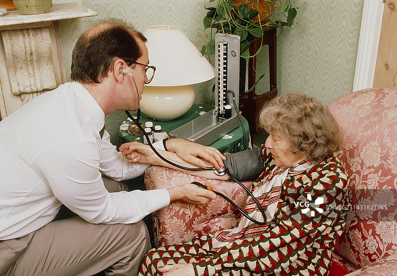 家庭医生在家中为病人量血压图片素材