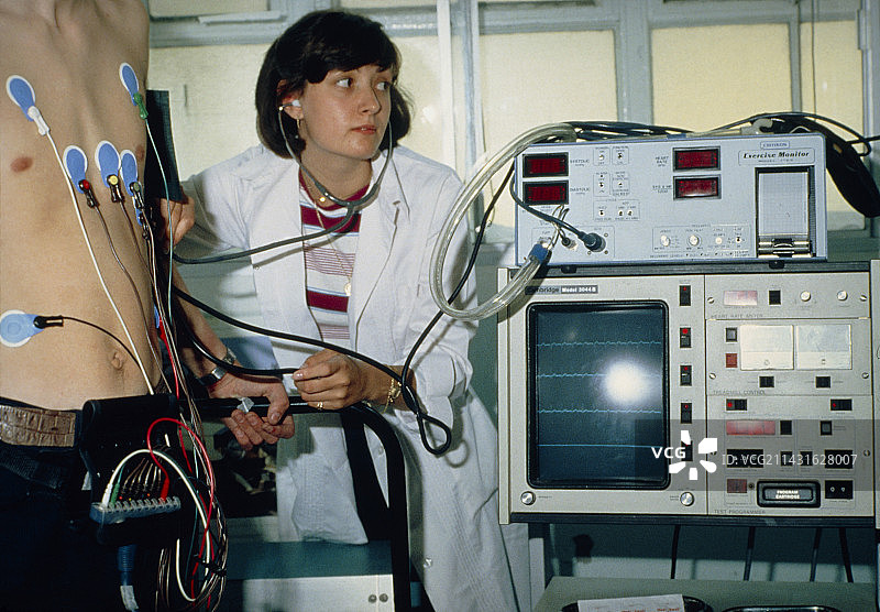 连接心电图机的病人图片素材