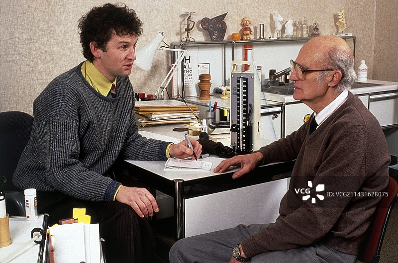 医生为老年男性开处方图片素材