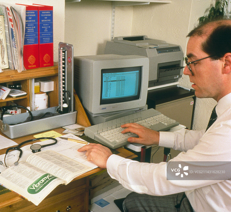 全科医生使用计算机化病人记录系统图片素材