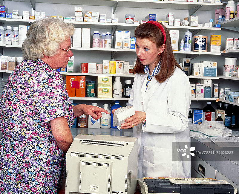 药剂师与患者讨论处方图片素材