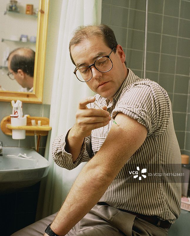 糖尿病患者注射胰岛素图片素材