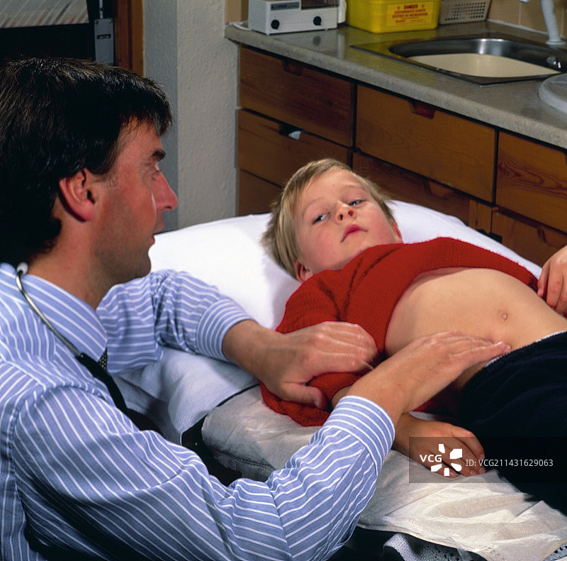 医生检查男孩的阑尾图片素材